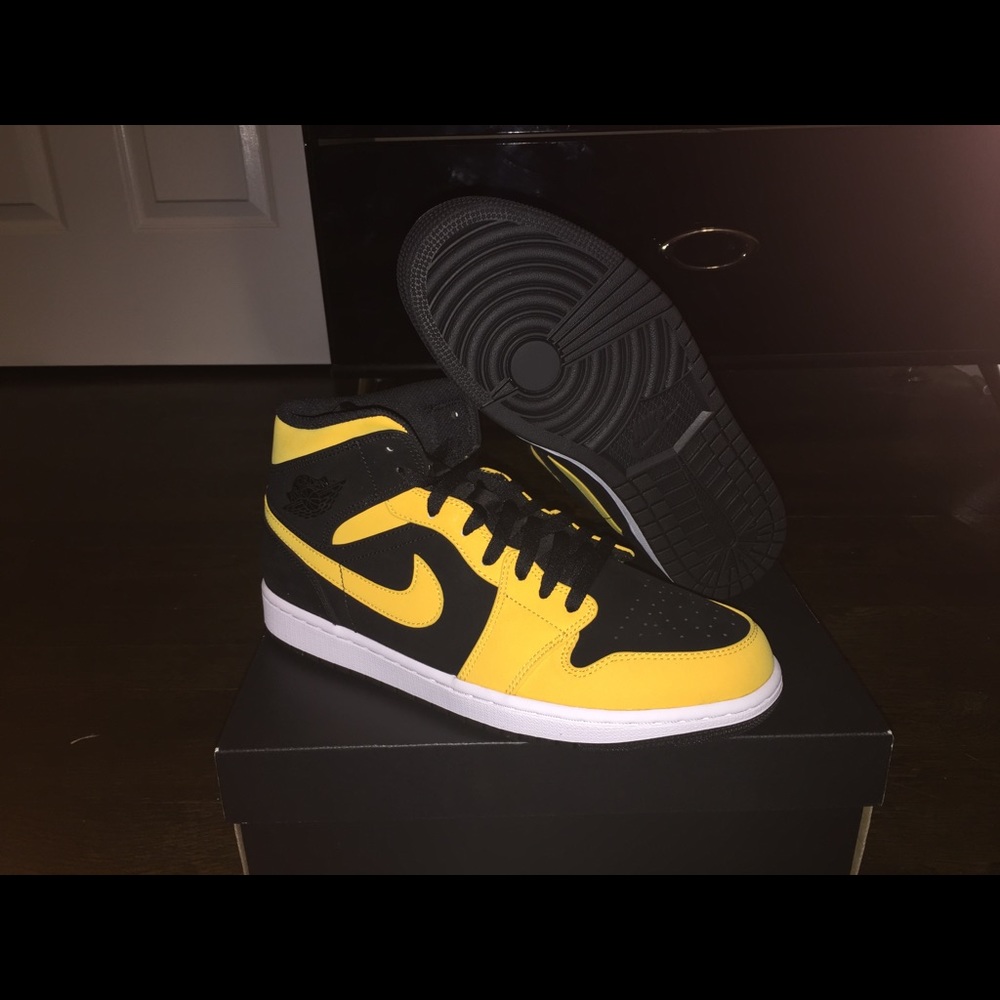 Jordan 1 Mid New Love Reverse Black Gold White